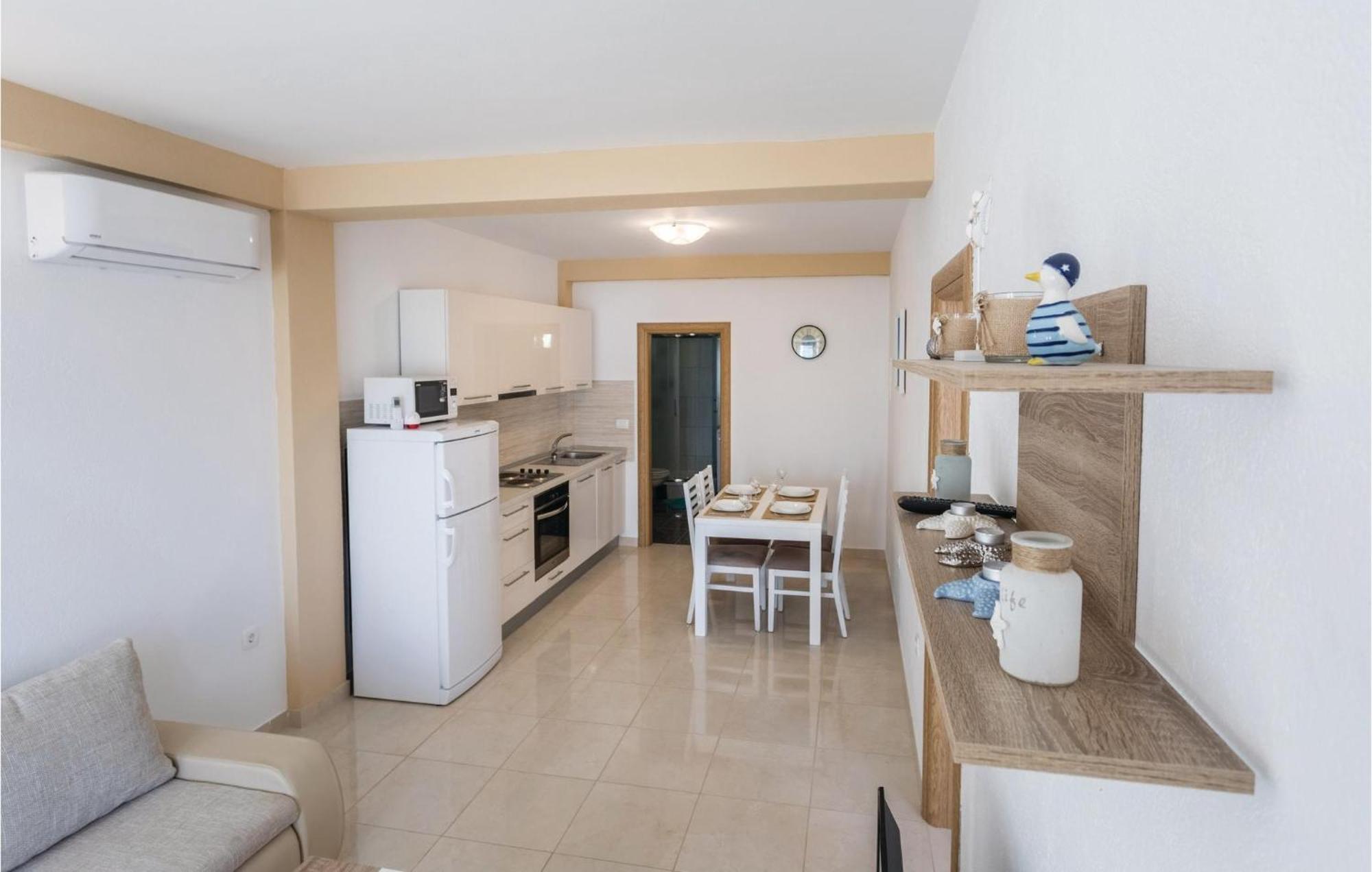 1 Bedroom Amazing Apartment In Komarna Klek Esterno foto